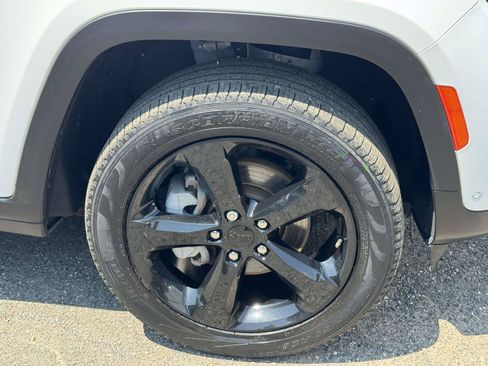 Certified 2023 Jeep Grand Cherokee Limited w/ Luxury Tech Group II AWD/4WD image 7