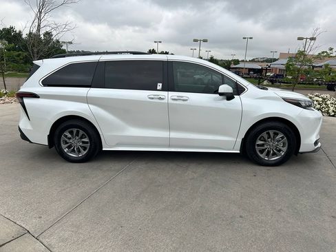 Used 2026 Toyota Sienna XLE FWD image 9