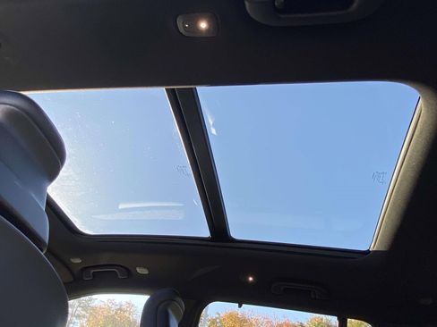 Used 2022 Jeep Grand Cherokee Overland w/ Luxury Tech Group IV image 13