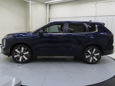 Used 2025 Mitsubishi Outlander SE FWD image 7