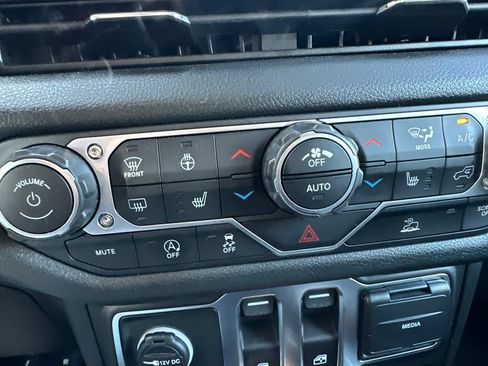 Used 2025 Jeep Wrangler Sport AWD/4WD image 18