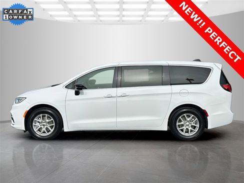 Used 2025 Chrysler Pacifica Select image 2