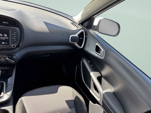 Used 2025 Kia Soul LX w/ LX Technology Package FWD image 22