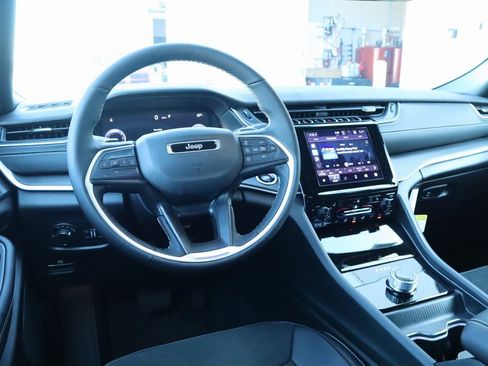 New 2025 Jeep Grand Cherokee Altitude image 2