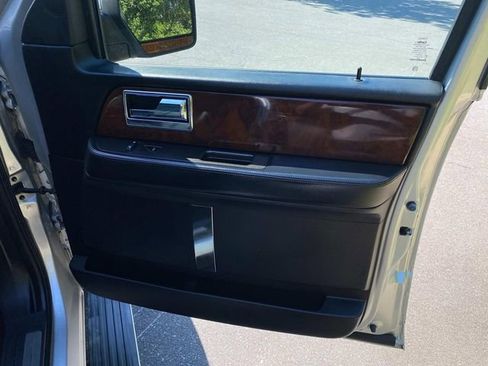 Used 2016 Lincoln Navigator Select RWD image 35