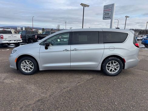 Used 2024 Chrysler Pacifica Touring-L FWD image 2