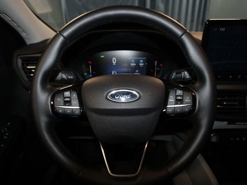 Used 2025 Ford Escape SE w/ Class II Trailer Tow Package FWD image 11