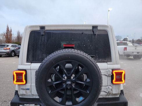 Used 2022 Jeep Wrangler Unlimited Sahara w/ Cold Weather Group image 6