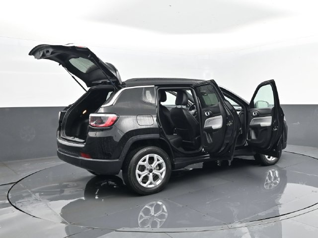 Used 2025 Jeep Compass Latitude AWD/4WD image 30