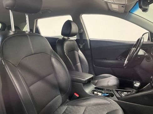 Used 2018 Kia Niro EX image 10