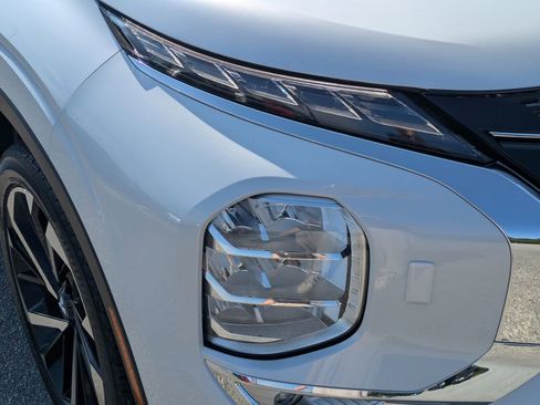 New 2025 Mitsubishi Outlander SE AWD/4WD image 9