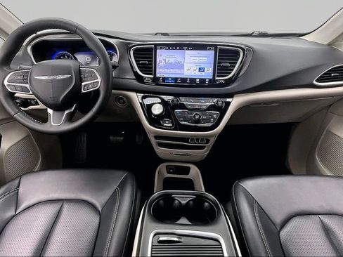 Used 2024 Chrysler Pacifica Touring-L FWD image 16