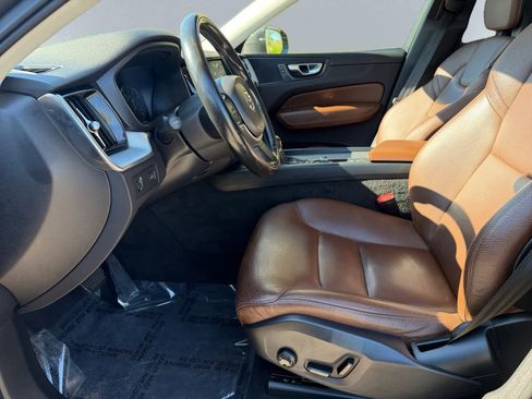 Used 2018 Volvo XC60 T5 Momentum w/ Vision Package AWD/4WD image 7