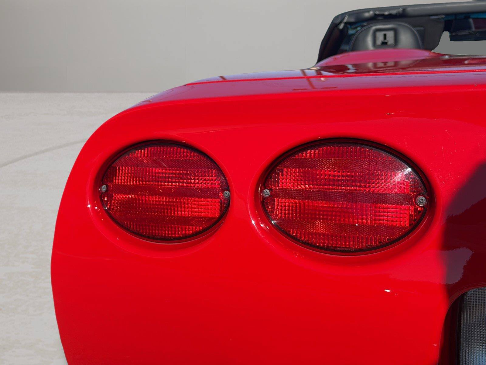 Used 1998 Chevrolet Corvette Convertible w/ Performance Handling Pkg RWD image 39