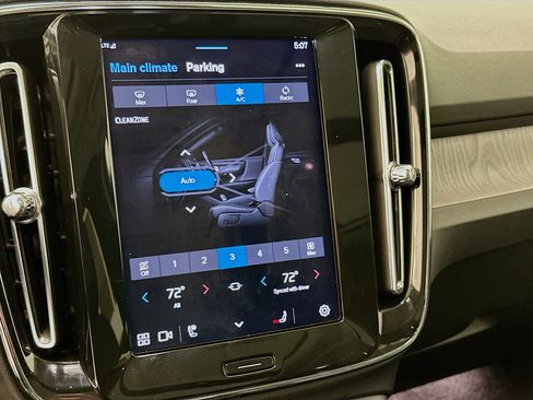 Used 2025 Volvo XC40 B5 Plus image 23