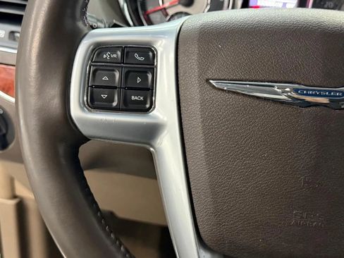 Used 2013 Chrysler Town & Country Touring-L w/ Driver Convenience Group FWD image 18