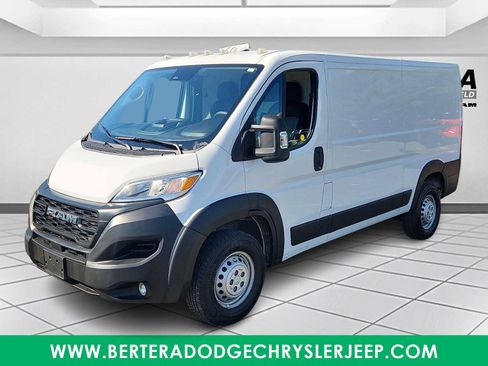 Used 2025 RAM ProMaster 2500 w/ Convenience Group FWD image 3