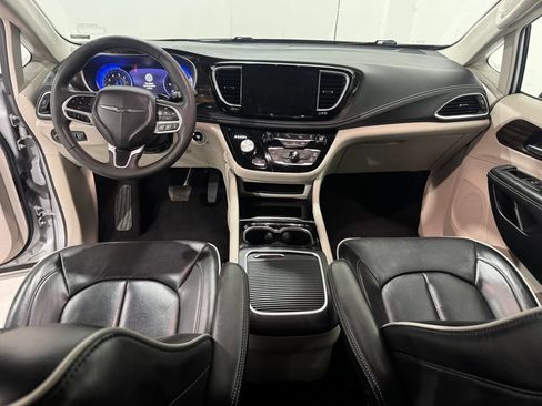 Used 2024 Chrysler Pacifica Limited FWD image 32