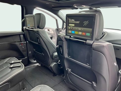 Used 2024 Chrysler Pacifica Limited w/ Uconnect Theater Family Group FWD image 17