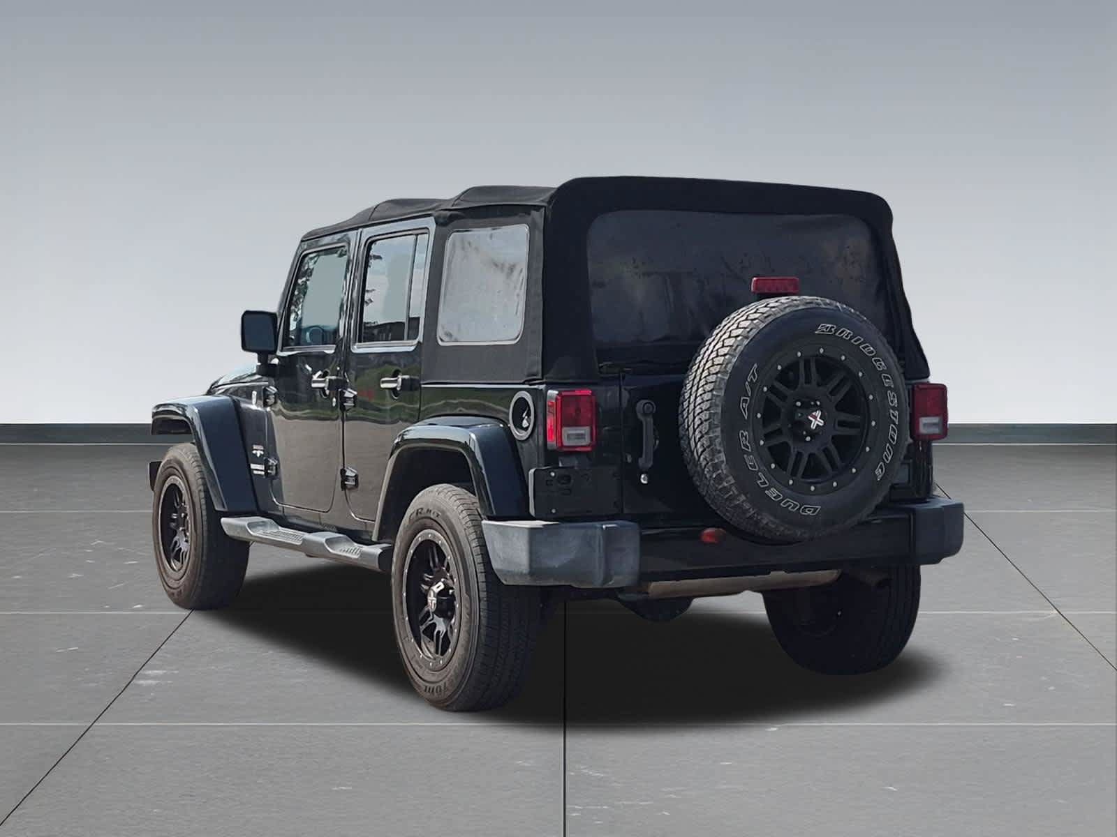 Used 2017 Jeep Wrangler Unlimited Sahara w/ Connectivity Group AWD/4WD image 4