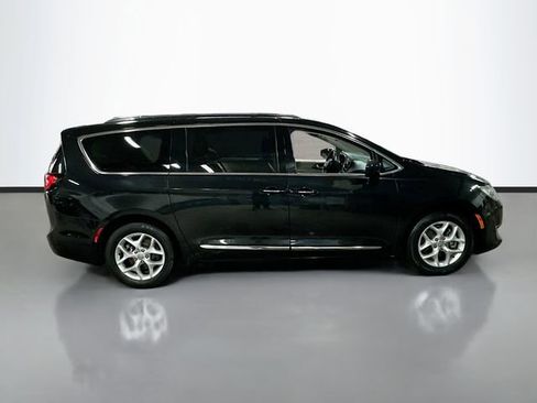 Used 2018 Chrysler Pacifica Touring-L w/ Tire & Wheel Group FWD image 5