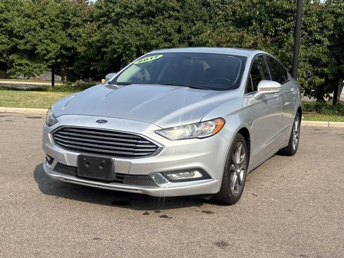 Used 2017 Ford Fusion SE w/ Equipment Group 201A FWD image 2