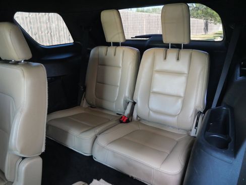 Used 2017 Ford Explorer XLT w/ Equipment Group 202A image 11