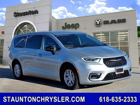 Used 2024 Chrysler Pacifica Touring-L image 1