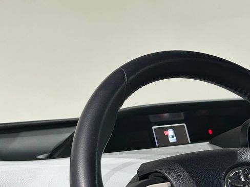 Used 2018 Toyota Prius Four FWD image 36
