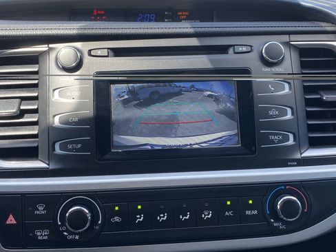 Used 2018 Toyota Highlander LE FWD image 27