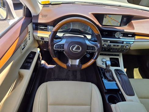 Used 2017 Lexus ES 300h w/ Navigation System Package FWD image 13
