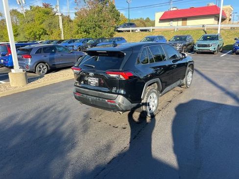 Used 2022 Toyota RAV4 LE image 9