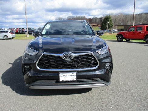 Used 2022 Toyota Highlander Platinum image 2