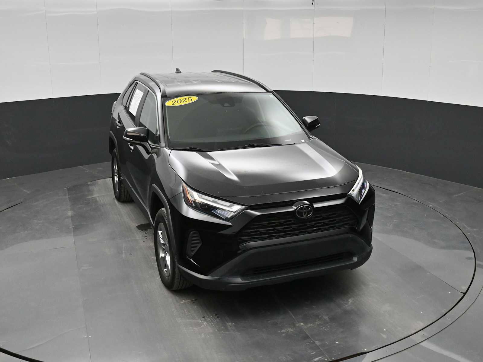 Used 2025 Toyota RAV4 XLE AWD/4WD image 25