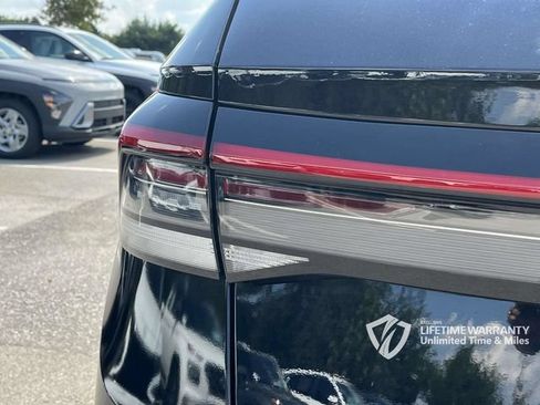 Used 2025 Volkswagen Taos SEL AWD/4WD image 11