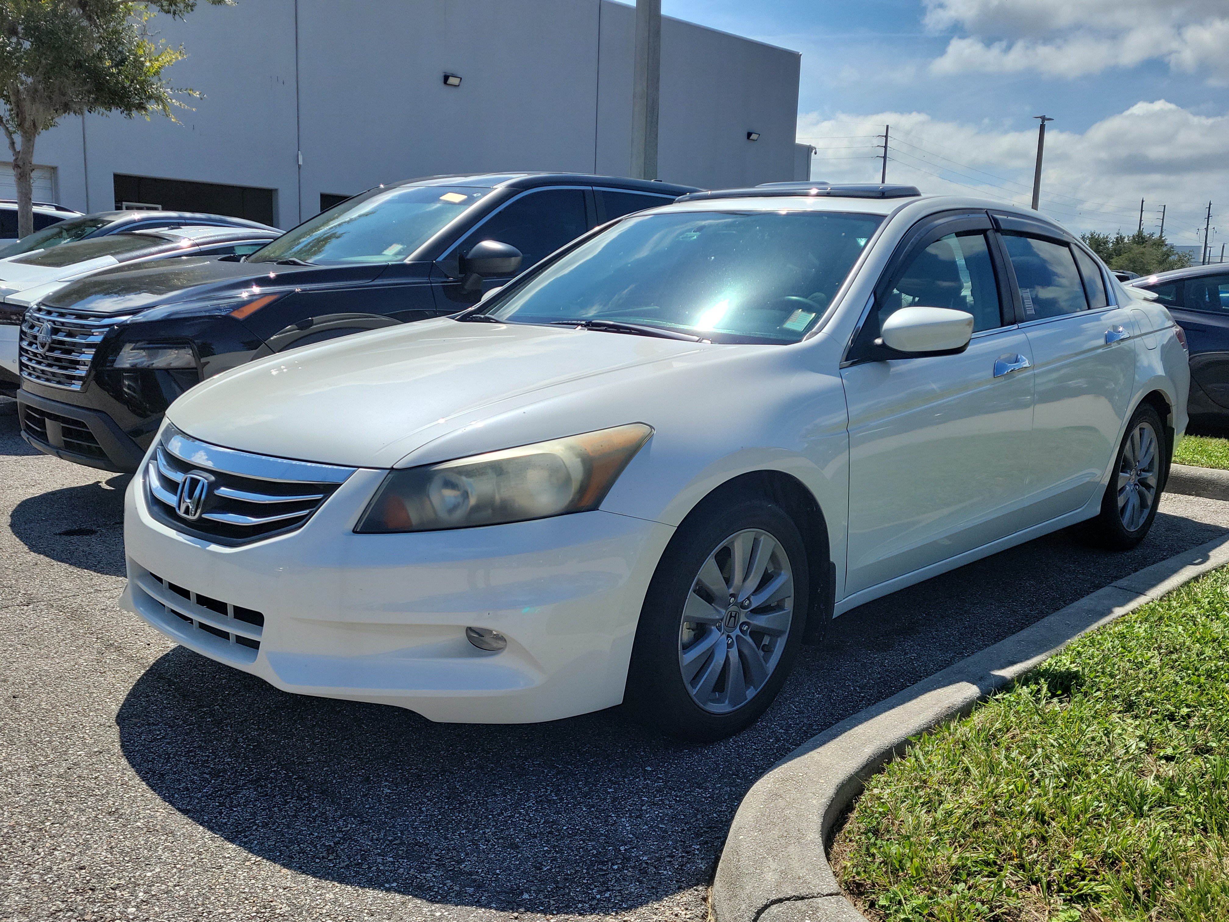 Used 2011 Honda Accord EX-L image 2