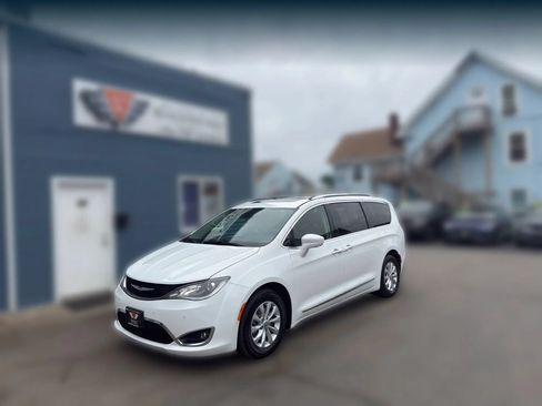 Used 2018 Chrysler Pacifica Touring-L Plus w/ Advanced Safetytec Group FWD image 4