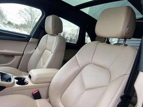 Certified 2023 Porsche Macan image 12