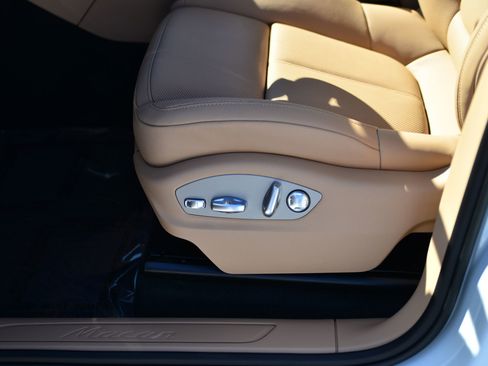 Certified 2026 Porsche Macan AWD/4WD image 28
