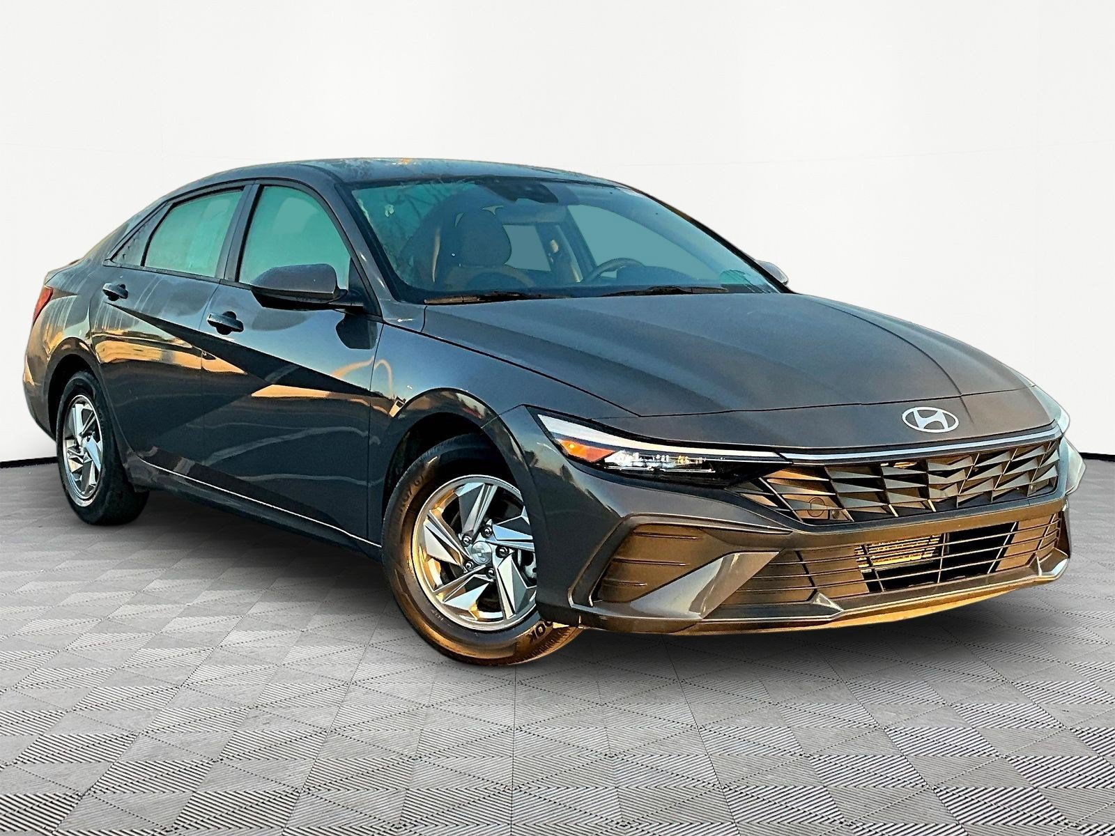 Used 2024 Hyundai Elantra SE FWD image 3