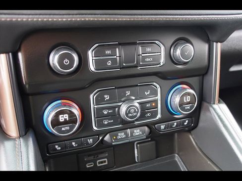 Used 2021 Chevrolet Suburban High Country image 33