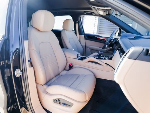 Certified 2023 Porsche Cayenne Platinum Edition image 28