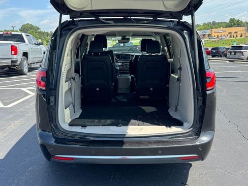 Used 2023 Chrysler Pacifica Touring-L FWD image 5