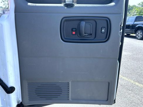 Used 2006 Chevrolet Express 3500 Passenger w/ LT Preferred Equipment Group RWD image 19