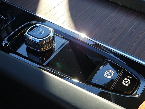 Certified 2024 Volvo XC60 B5 Ultimate w/ Protection Package Premier image 24