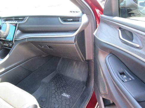 Used 2024 Jeep Grand Cherokee Limited AWD/4WD image 19