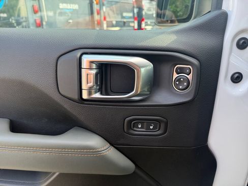 Used 2025 Jeep Gladiator Mojave w/ Safety Group AWD/4WD image 19