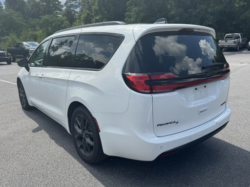 Used 2025 Chrysler Pacifica Limited FWD image 7