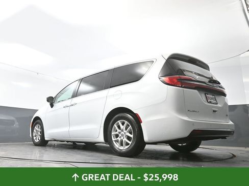 Used 2024 Chrysler Pacifica Touring-L image 57