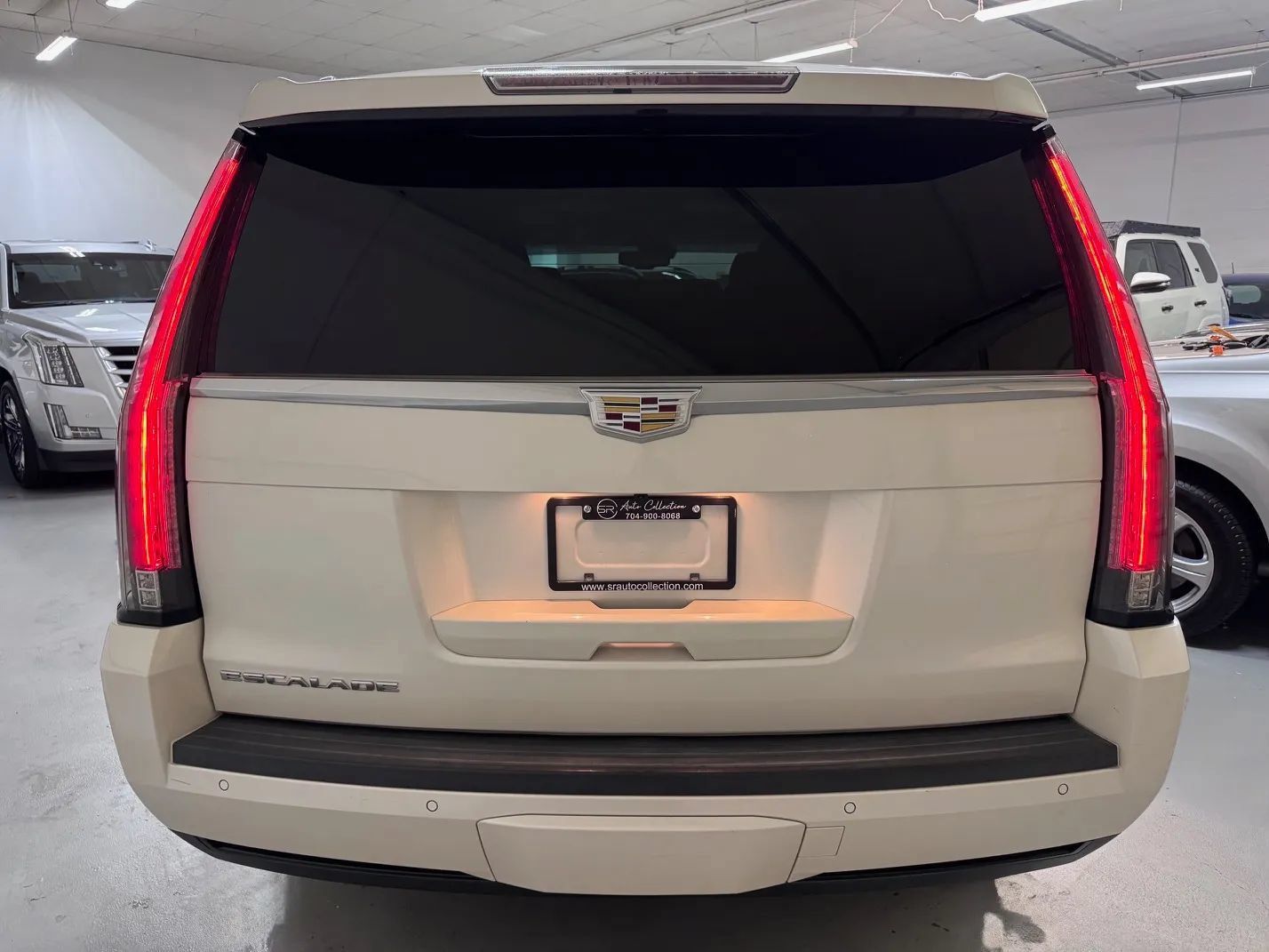 Used 2015 Cadillac Escalade Luxury AWD/4WD image 4